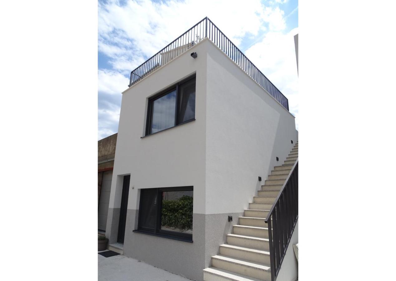 Modern Small House With A Terrace Split Exteriér fotografie