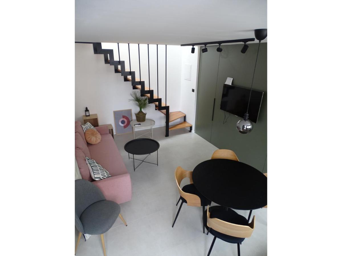 Modern Small House With A Terrace Split Exteriér fotografie