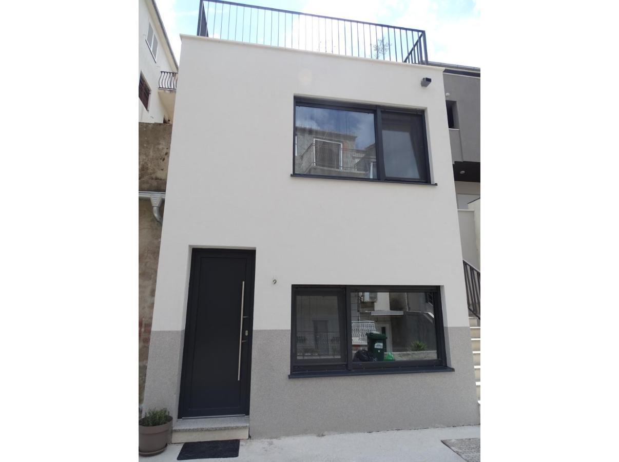 Modern Small House With A Terrace Split Exteriér fotografie
